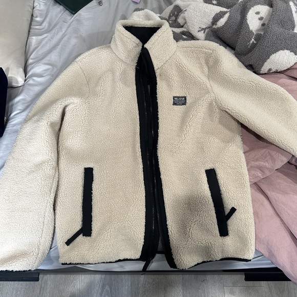 Hollister Cream Sherpa Jacket with Black Accents - Picture 1 of 5